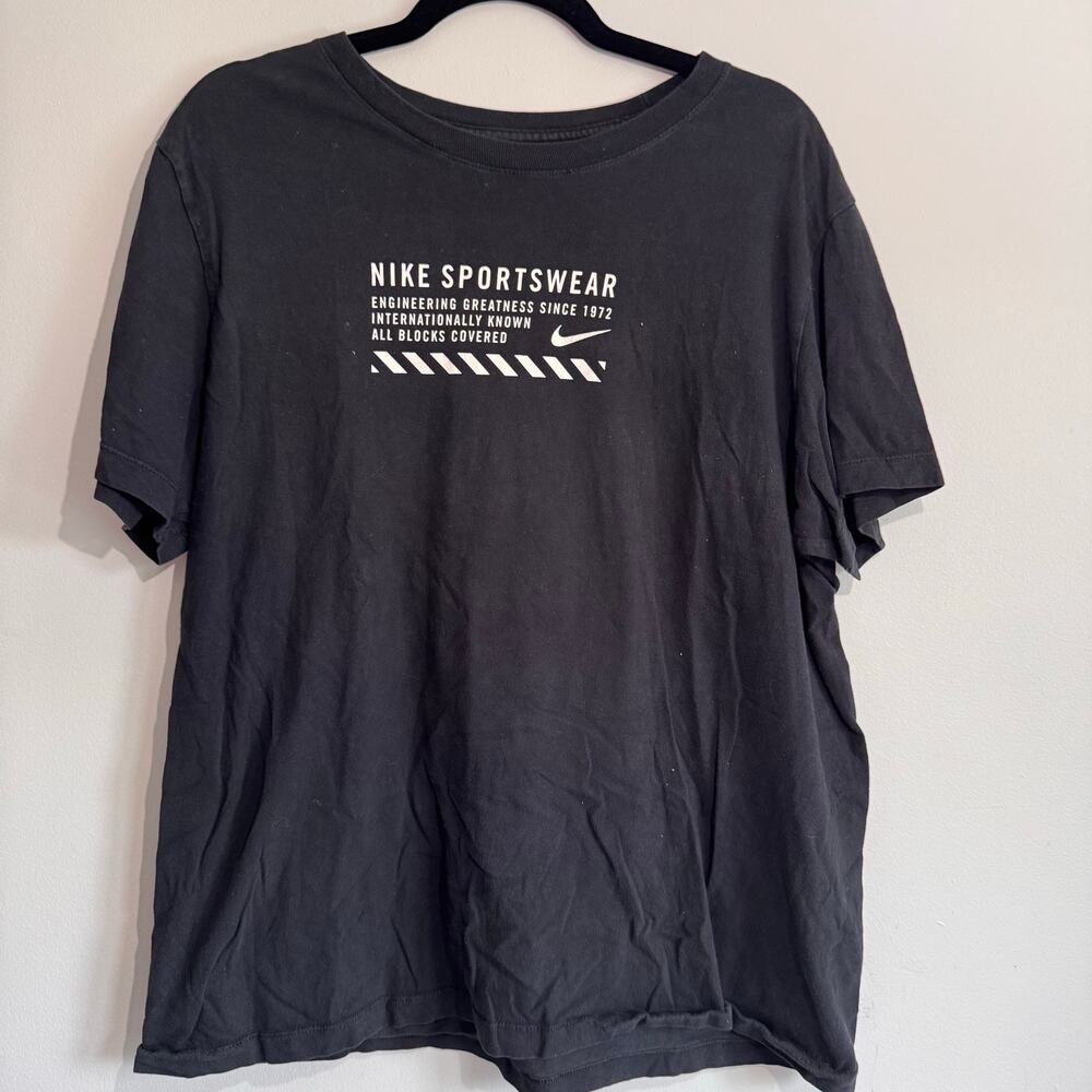 Nike Sportswear Tee - Large